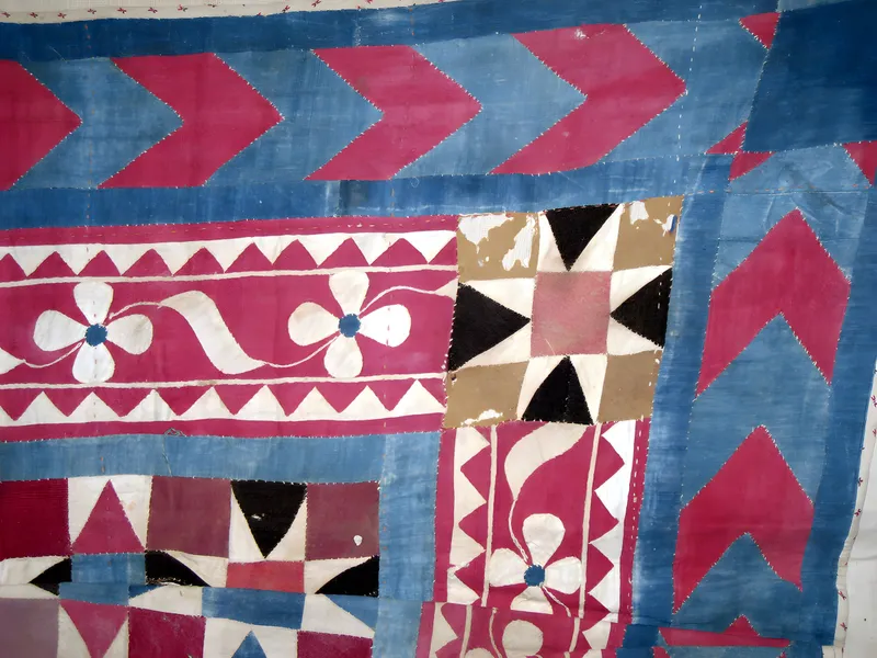Pieced quilt with chevron border