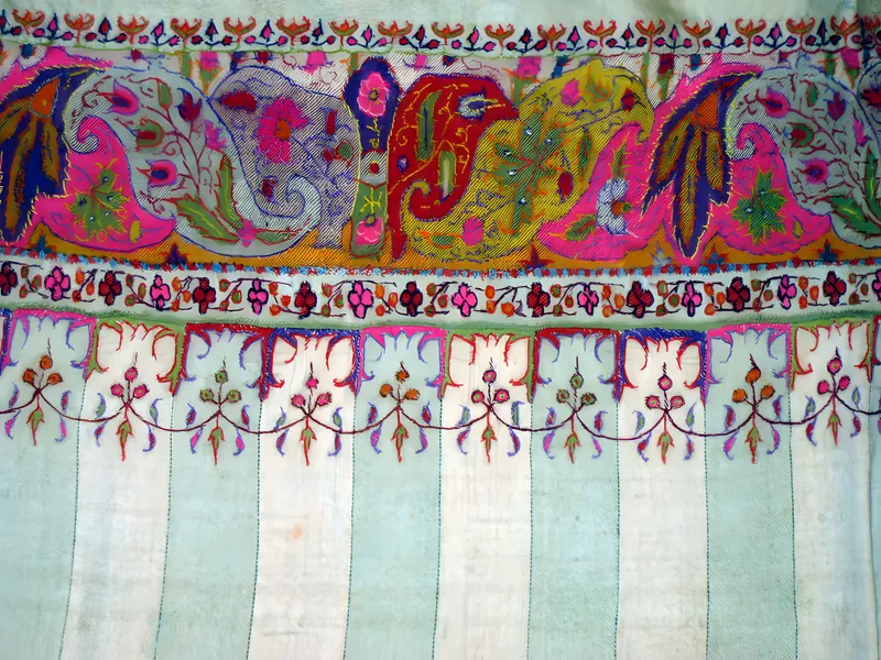 Shawl border with floral vine