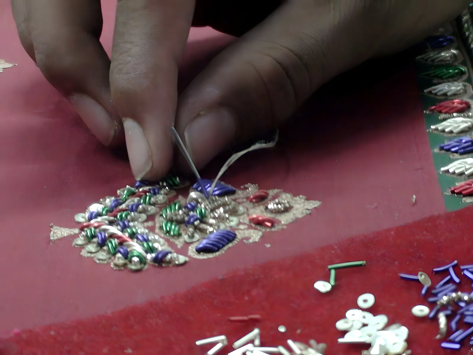 Hand-beading a motif
