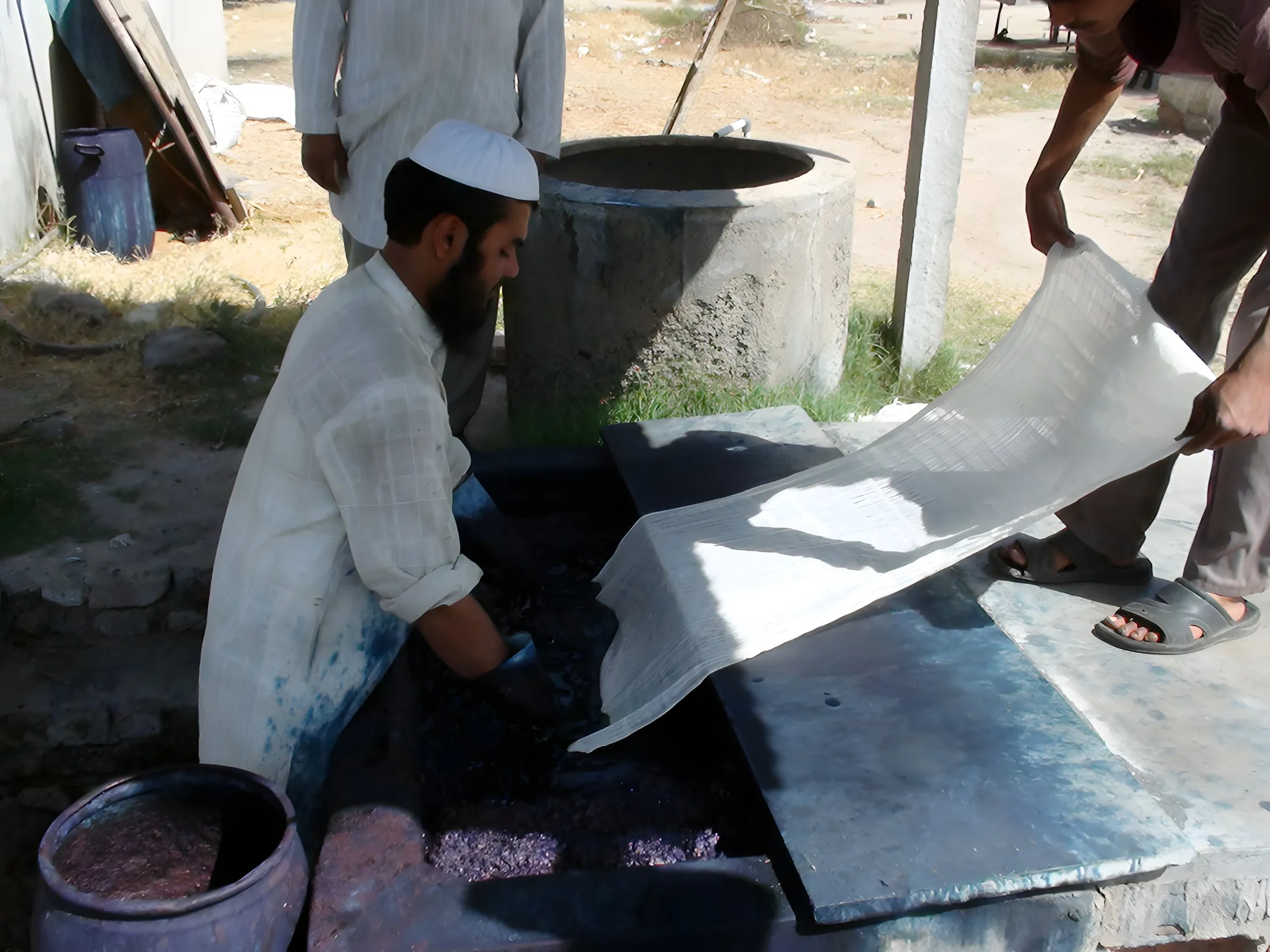 Lifting cloth from the dye vat