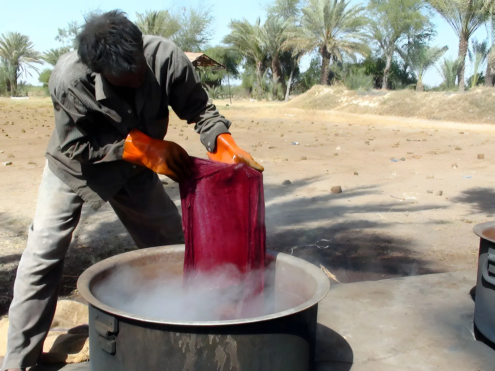 Lifting madder-dyed cloth from the vat