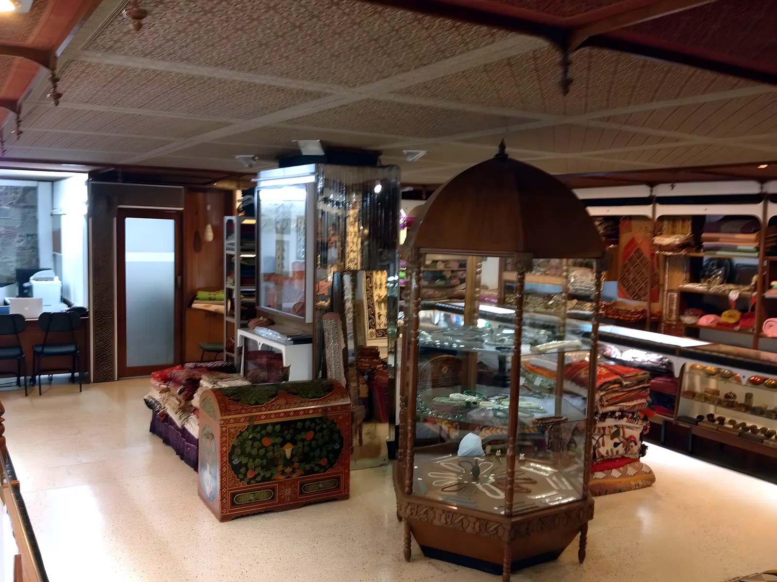 Quilts and cushions on the showroom shelves